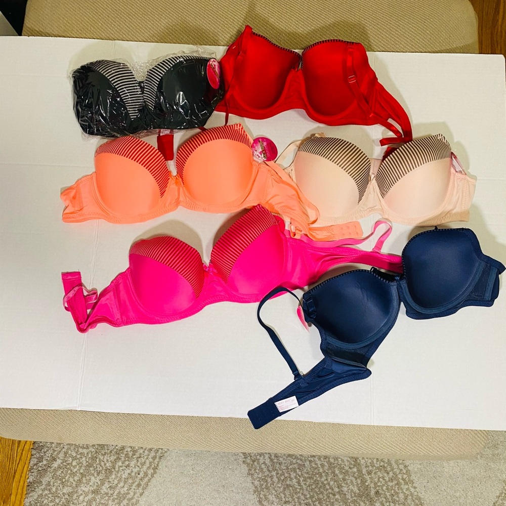 A bundle of 6 women bra